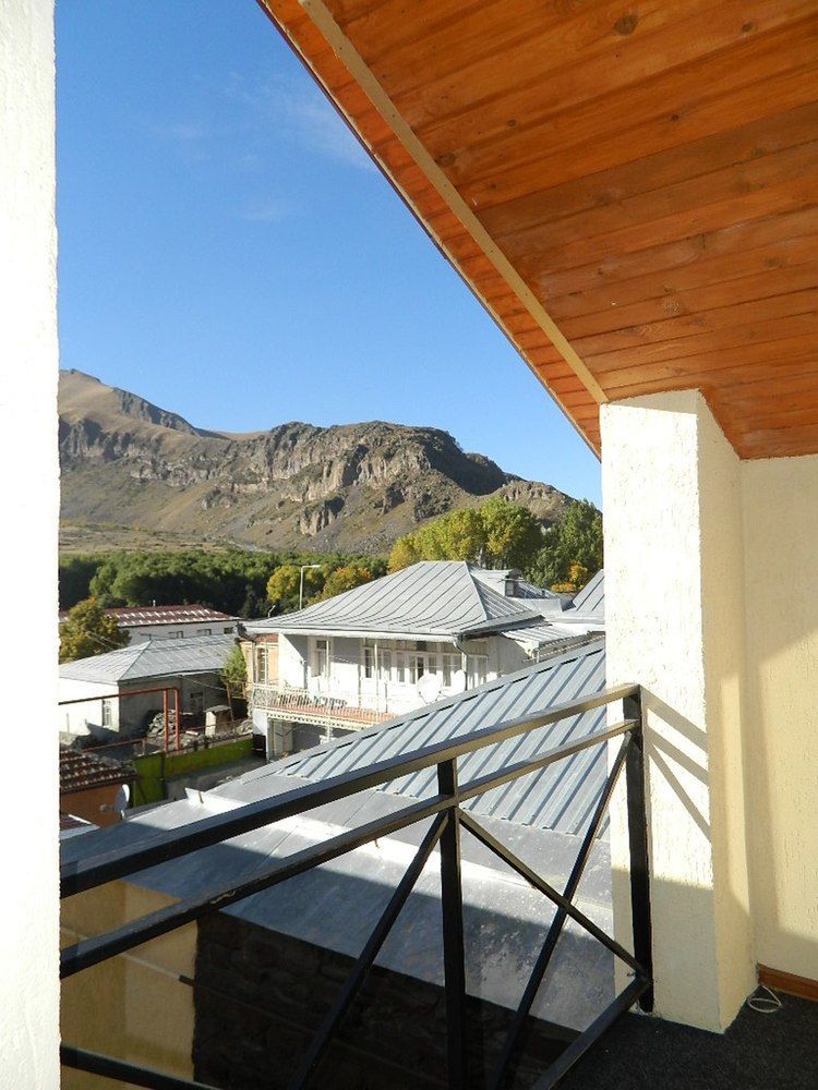 Uptown Boutique Kazbegi Hotel Buitenkant foto